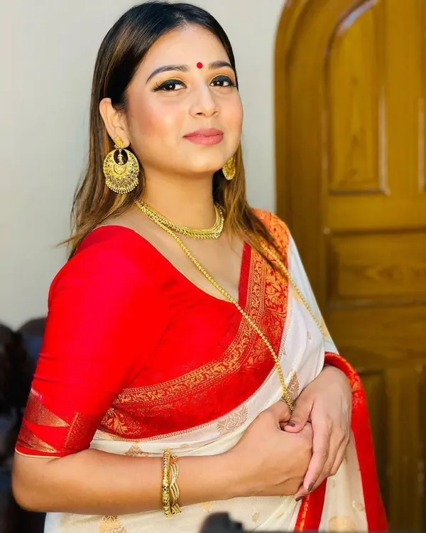 White_Cotton_Silk_Woven_Self_Design_Banarasi_Saree_For_Women