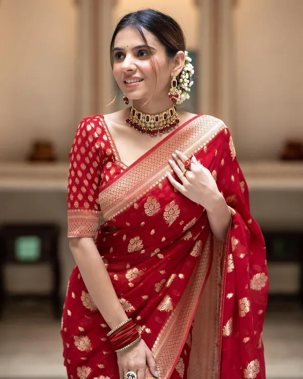 Red_Silk_Blend_Woven_Banarasi_Jacquard_Saree_For_Women