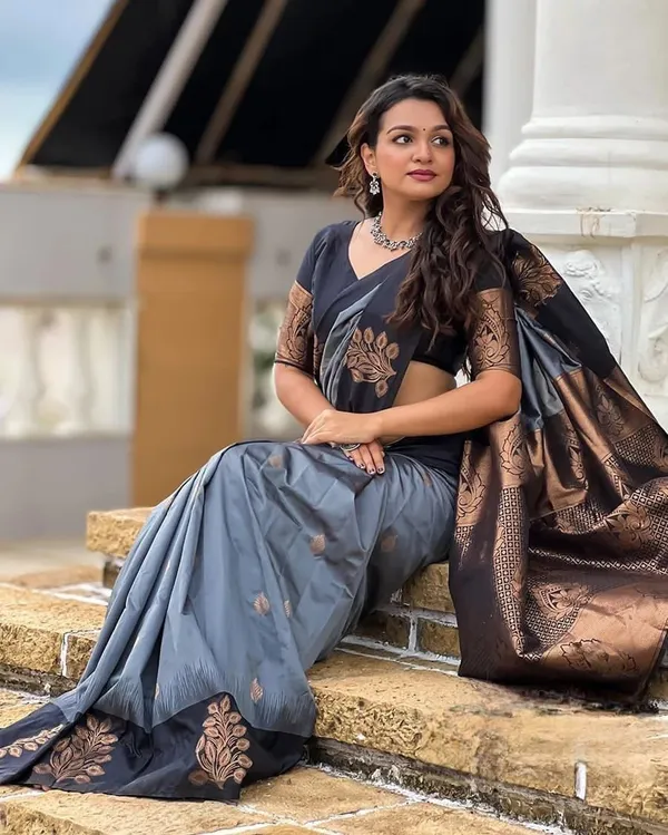 Grey_Cotton_Silk_Floral_Woven_Banarasi_Saree_For_Women