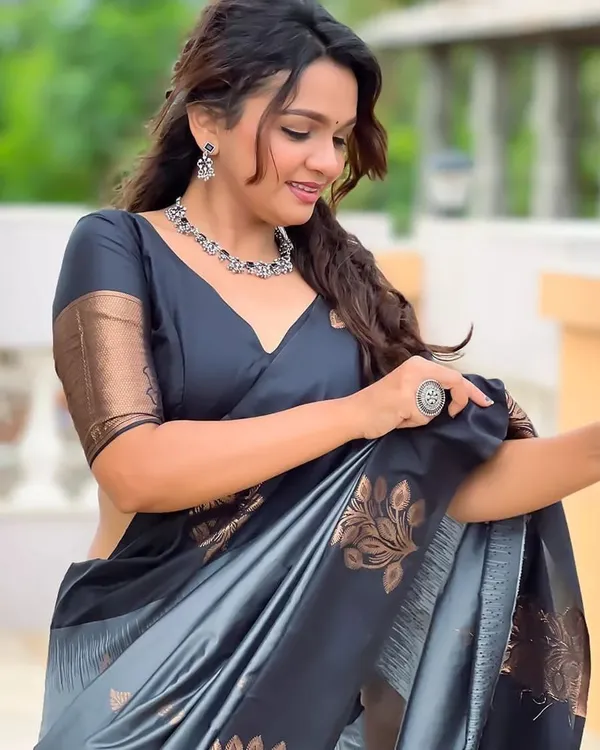 Grey_Cotton_Silk_Floral_Woven_Banarasi_Saree_For_Women
