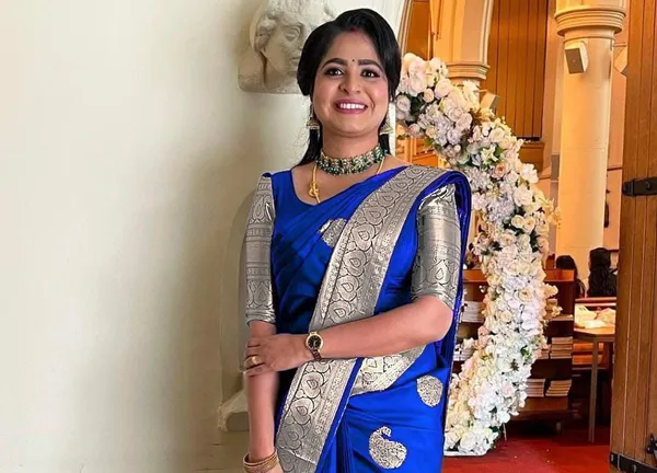 Blue_Cotton_Silk_Woven_Floral_Temple_Border_Banarasi_Saree_For_Women