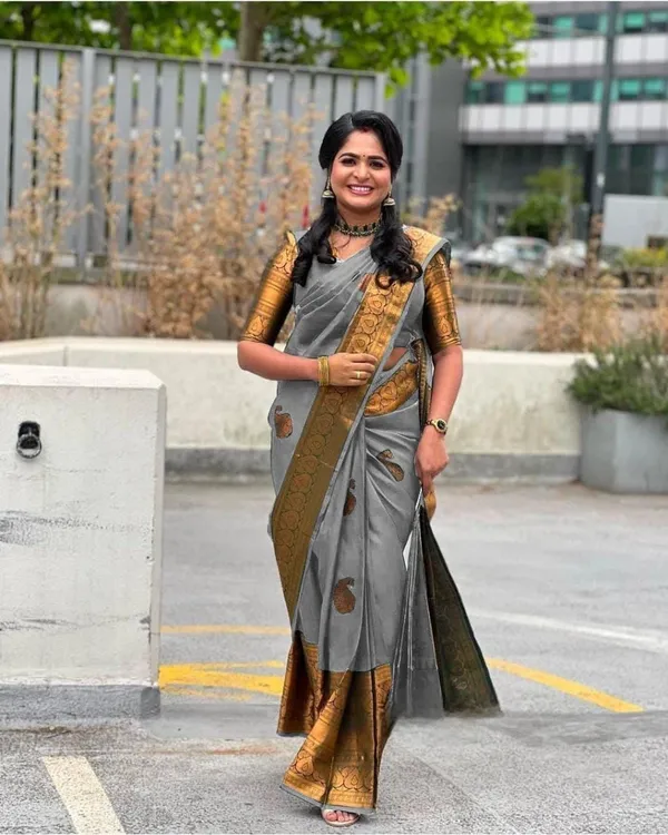 Grey_Cotton_Silk_Paisley_Woven_Banarasi_Saree_For_Women
