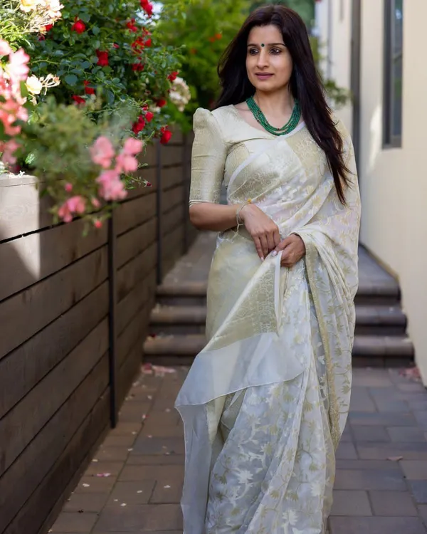 Cream_Cotton_Silk_Floral_Print_Banarasi_Saree_For_Women