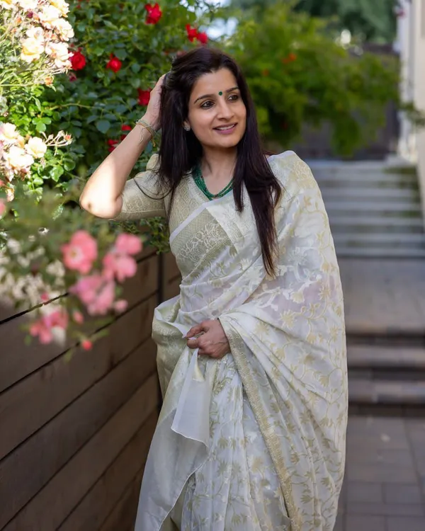 Cream_Cotton_Silk_Floral_Print_Banarasi_Saree_For_Women