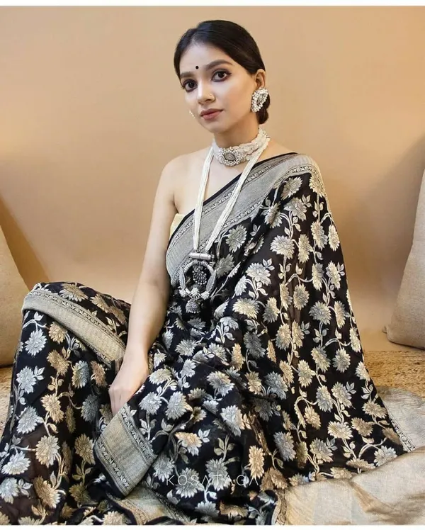 Black_Pure_Silk_Woven_Floral_Banarasi_Regular_Saree_For_Women