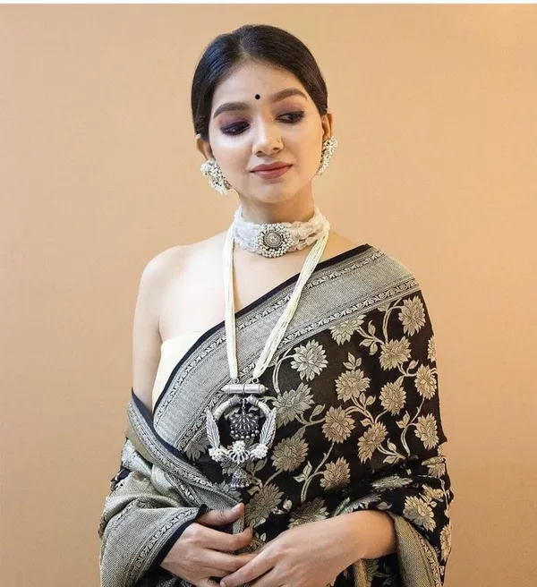 Black_Pure_Silk_Woven_Floral_Banarasi_Regular_Saree_For_Women