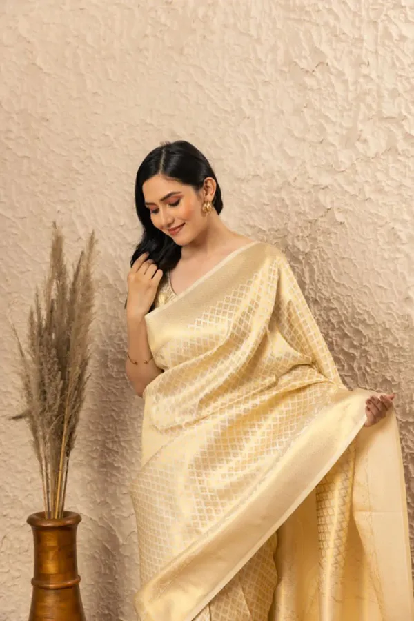 Cream_Cotton_Silk_Floral_Jacquard_Banarasi_Saree_For_Women