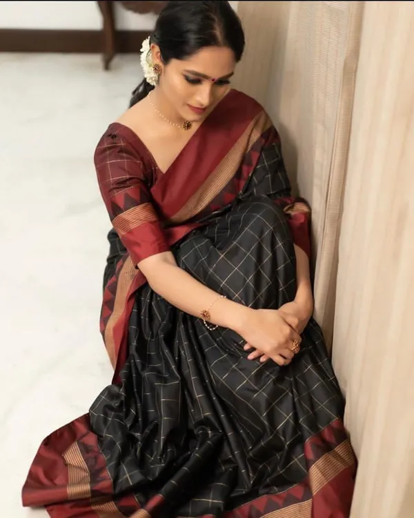 Black_Maroon_Silk_Blend_Checkered_Woven_Banarasi_Saree_For_Women