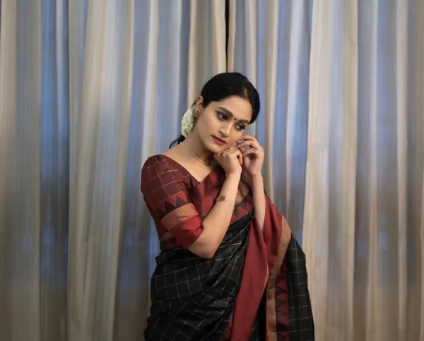 Black_Maroon_Silk_Blend_Checkered_Woven_Banarasi_Saree_For_Women