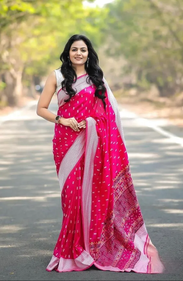 Magenta_Silk_Blend_Woven_Banarasi_Saree_For_Women