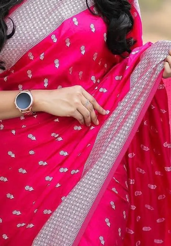 Magenta_Silk_Blend_Woven_Banarasi_Saree_For_Women