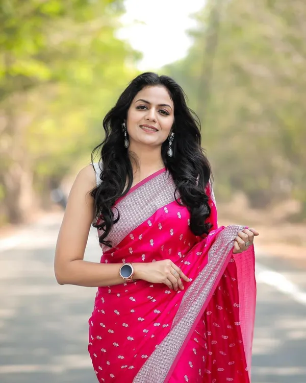 Magenta_Silk_Blend_Woven_Banarasi_Saree_For_Women