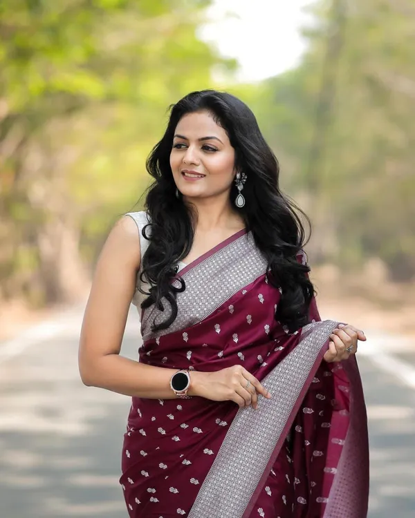 Maroon_Silk_Blend_Woven_Banarasi_Saree_For_Women