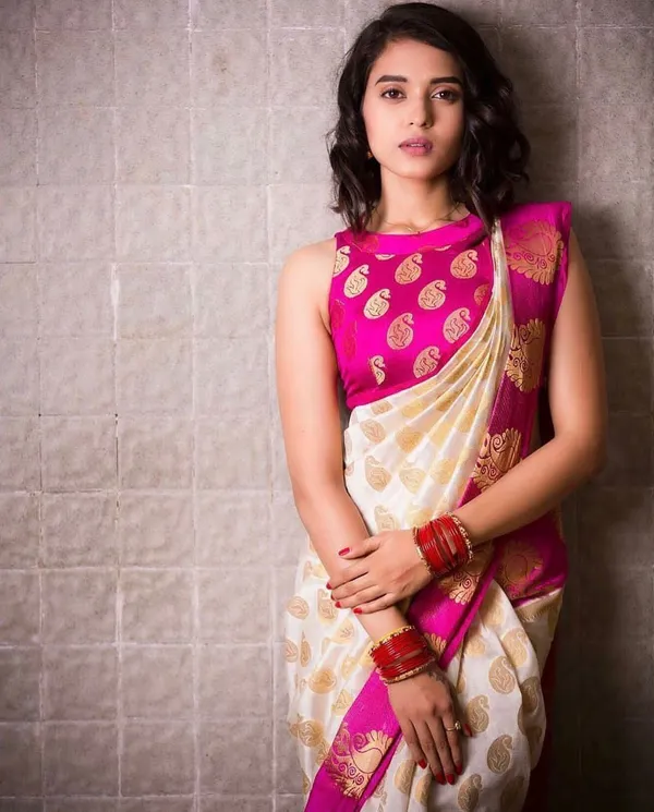 White_Pink_Silk_Blend_Paisley_Woven_Banarasi_Saree_For_Women