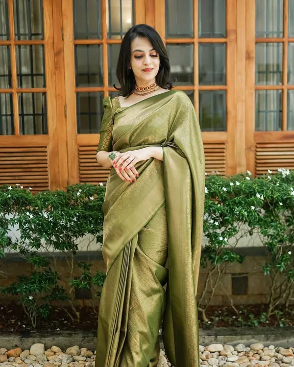 Green_Pure_Silk_Woven_Banarasi_Regular_Saree_For_Women