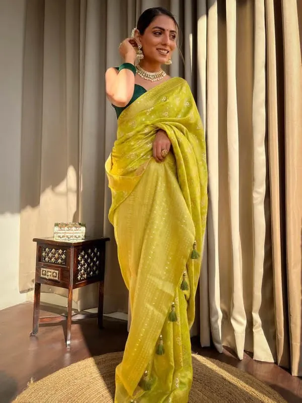 Yellow_Silk_Blend_Floral_Woven_Banarasi_Saree_For_Women