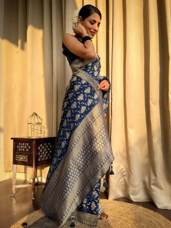 Dark_Blue_Silk_Blend_Woven_Floral_Banarasi_Regular_Saree_For_Women