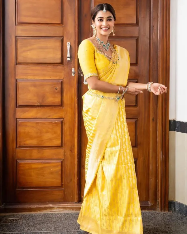 Yellow_Cotton_Silk_Banarasi_Floral_Temple_Border_Saree_For_Women