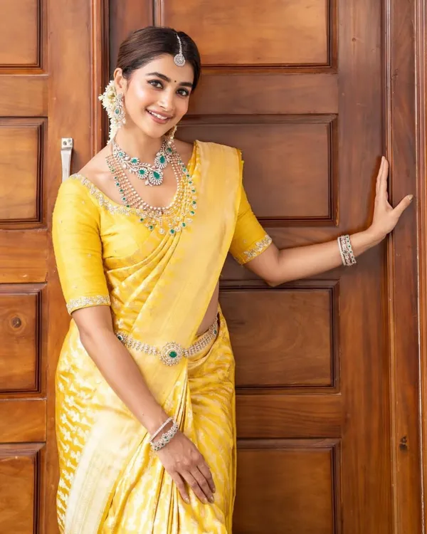 Yellow_Cotton_Silk_Banarasi_Floral_Temple_Border_Saree_For_Women
