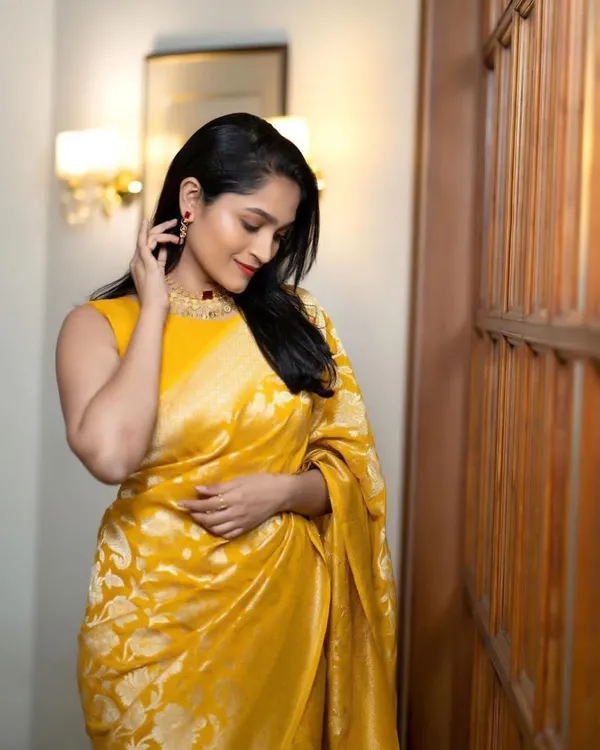Yellow_Cotton_Silk_Floral_Paisley_Woven_Banarasi_Saree_For_Women