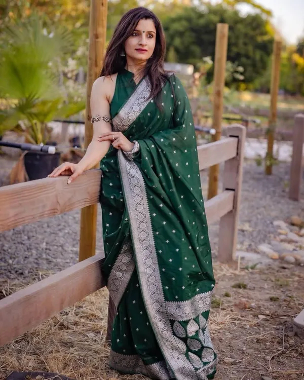 Green_Cotton_Silk_Temple_Border_Woven_Banarasi_Saree_For_Women