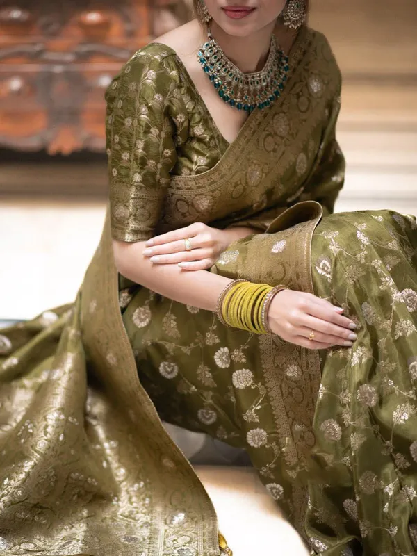Green_Silk_Blend_Floral_Woven_Banarasi_Saree_For_Women