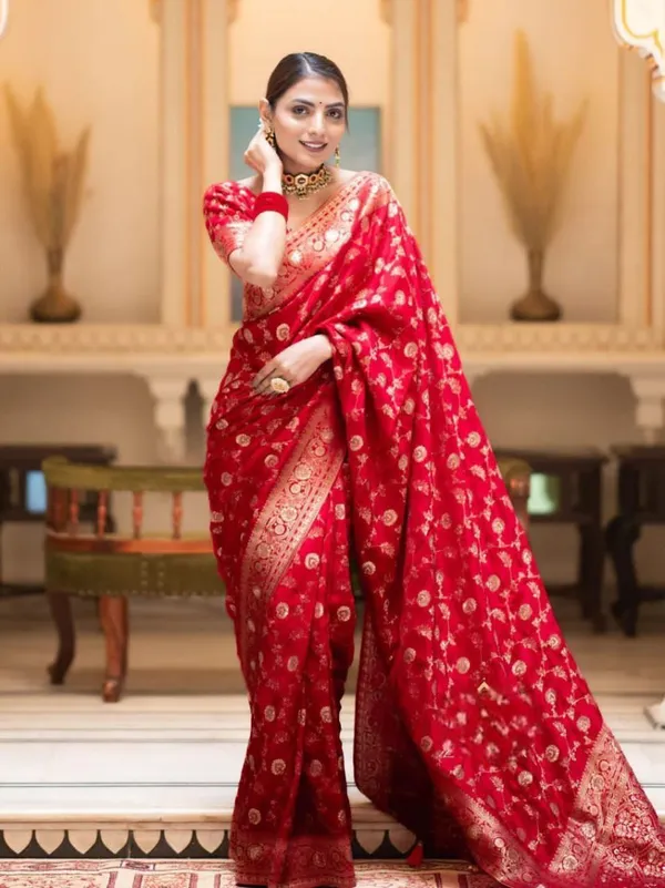 Red_Silk_Blend_Floral_Woven_Banarasi_Saree_For_Women