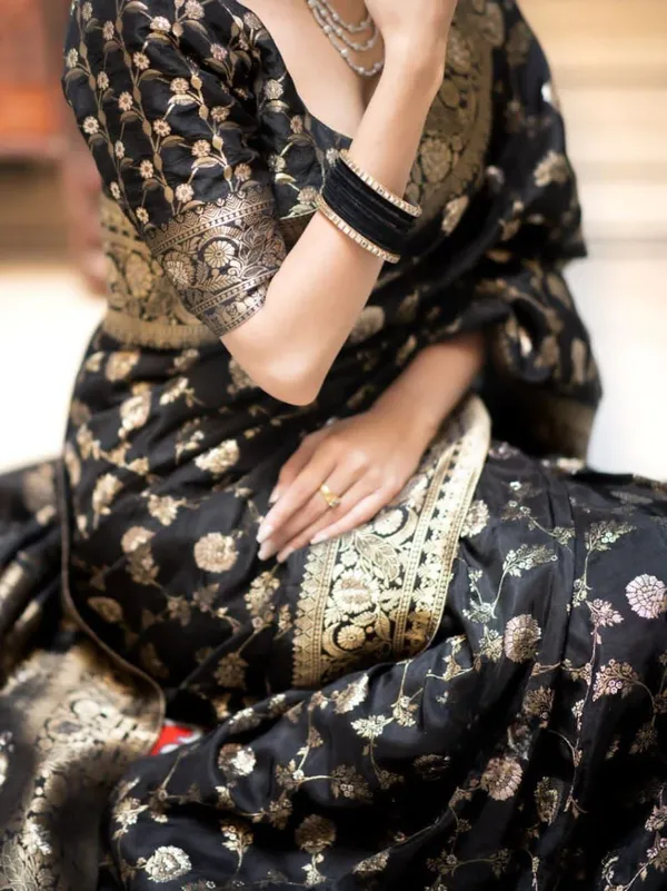 Black_Silk_Blend_Woven_Floral_Print_Banarasi_Saree_For_Women