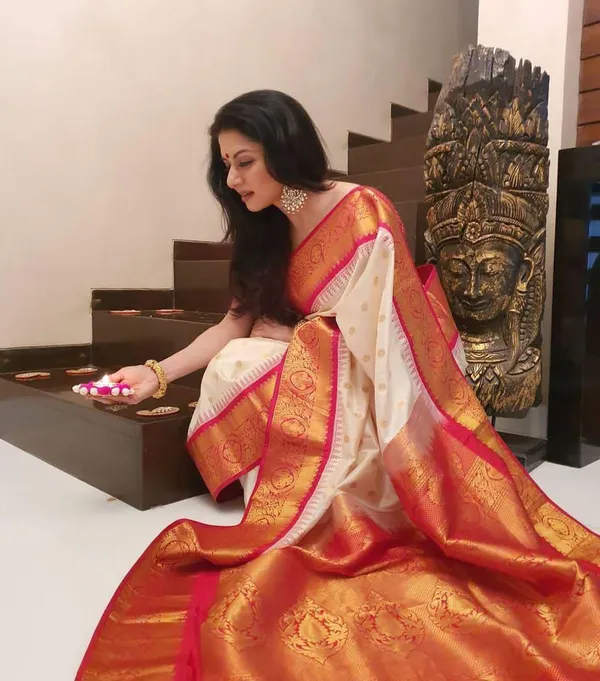 Cream_Red_Cotton_Silk_Woven_Kanjivaram_Saree_For_Women