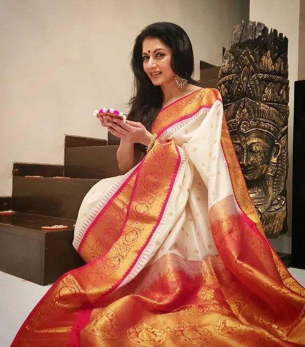 Cream_Red_Cotton_Silk_Woven_Kanjivaram_Saree_For_Women