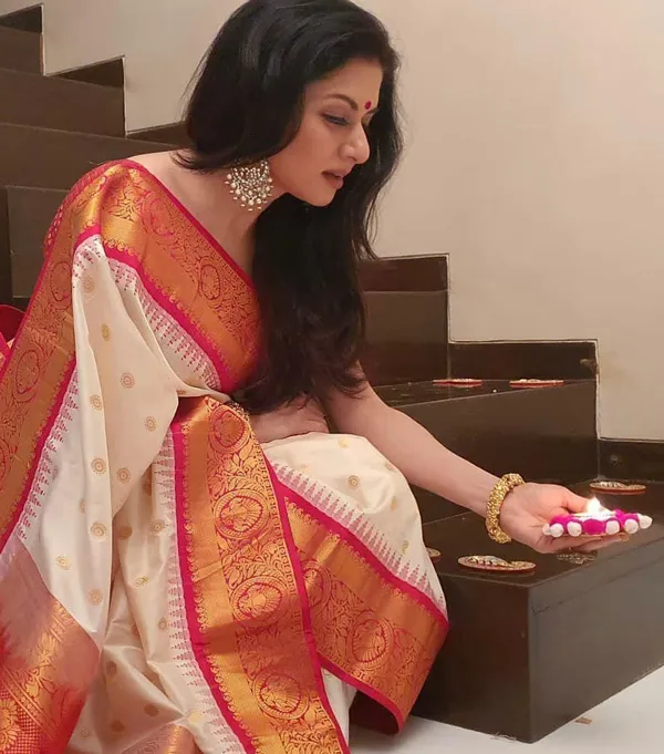 Cream_Red_Cotton_Silk_Woven_Kanjivaram_Saree_For_Women