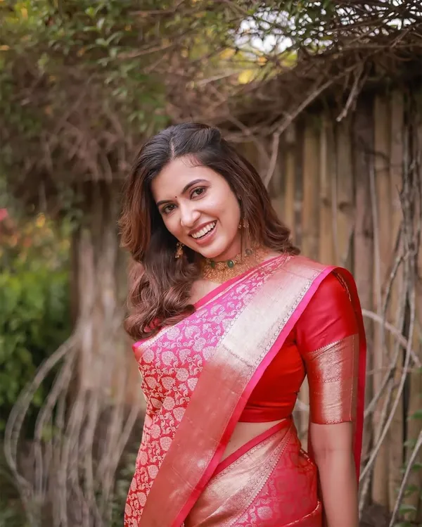 Pink_Silk_Blend_Banarasi_Floral_Temple_Border_Saree_For_Women