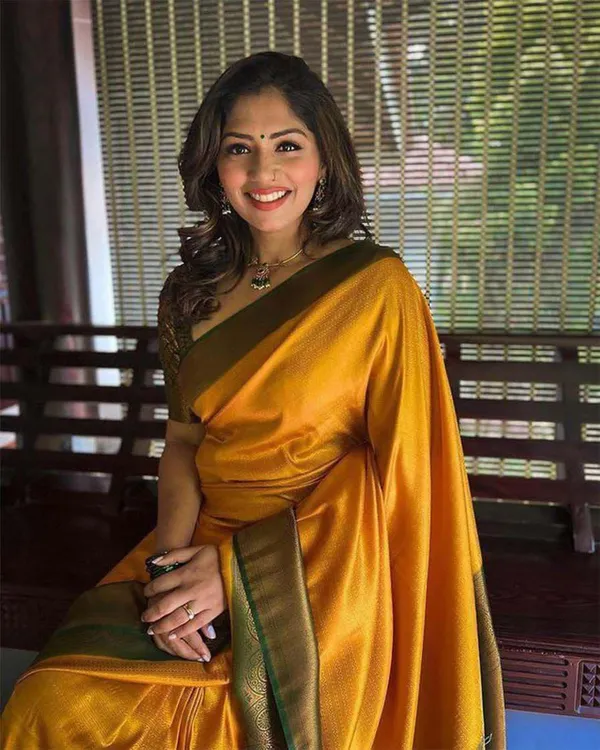 Yellow_Cotton_Silk_Temple_Border_Woven_Banarasi_Saree_For_Women