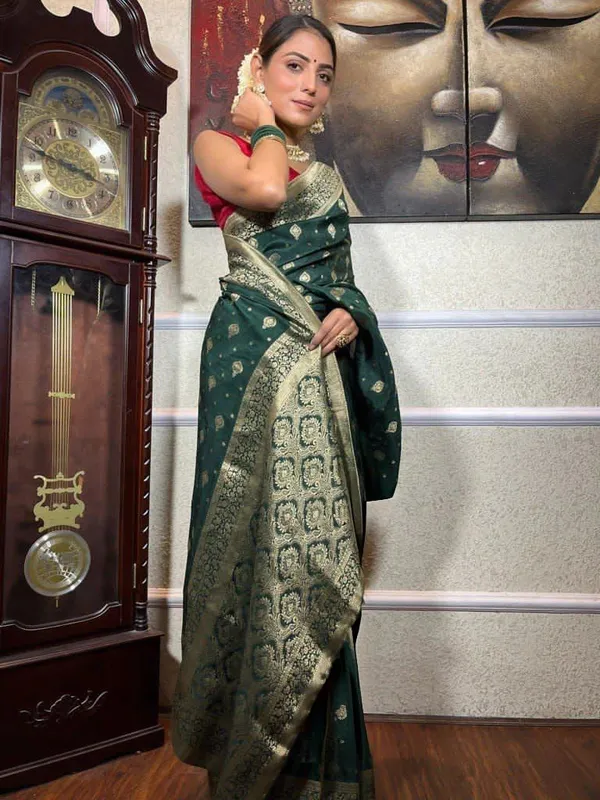 Dark_Green_Cotton_Silk_Temple_Border_Woven_Banarasi_Saree_For_Women
