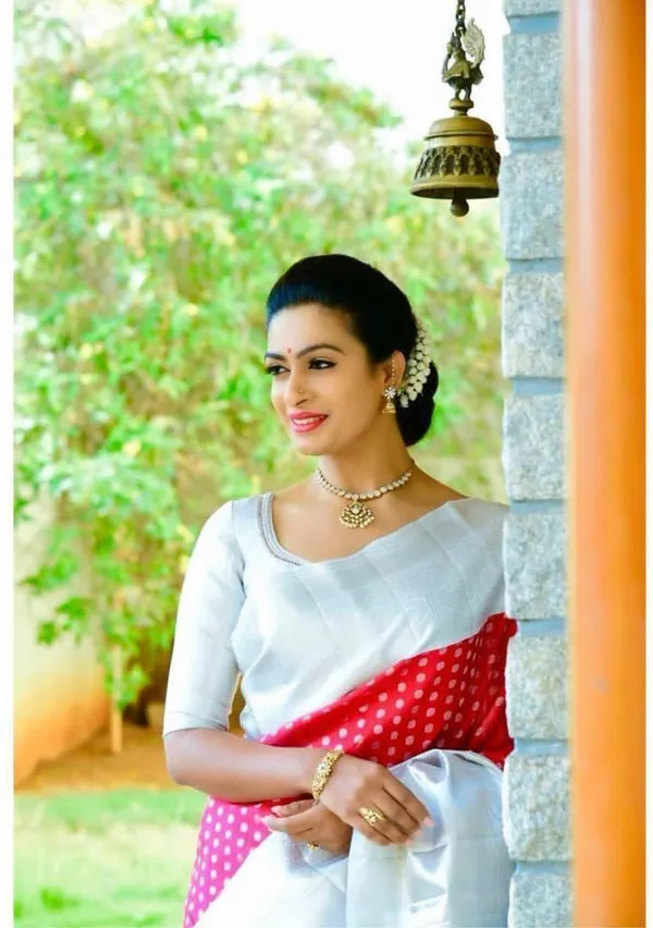 White_Cotton_Silk_Polka_Print_Woven_Banarasi_Saree_For_Women