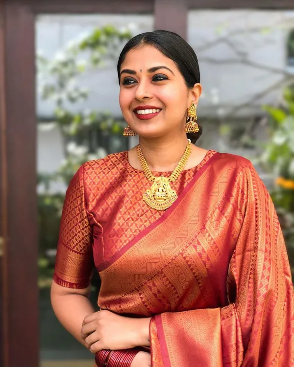 Maroon_Cotton_Silk_Geometric_Print_Temple_Border_Banarasi_Saree_For_Women