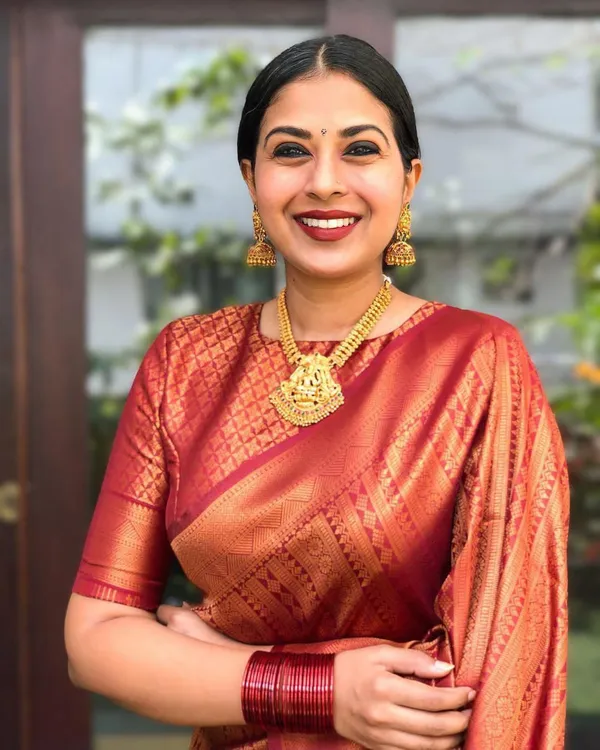 Maroon_Cotton_Silk_Geometric_Print_Temple_Border_Banarasi_Saree_For_Women