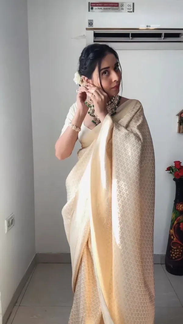 Cream_Cotton_Silk_Golden_Zari_Woven_Banarasi_Saree_For_Women