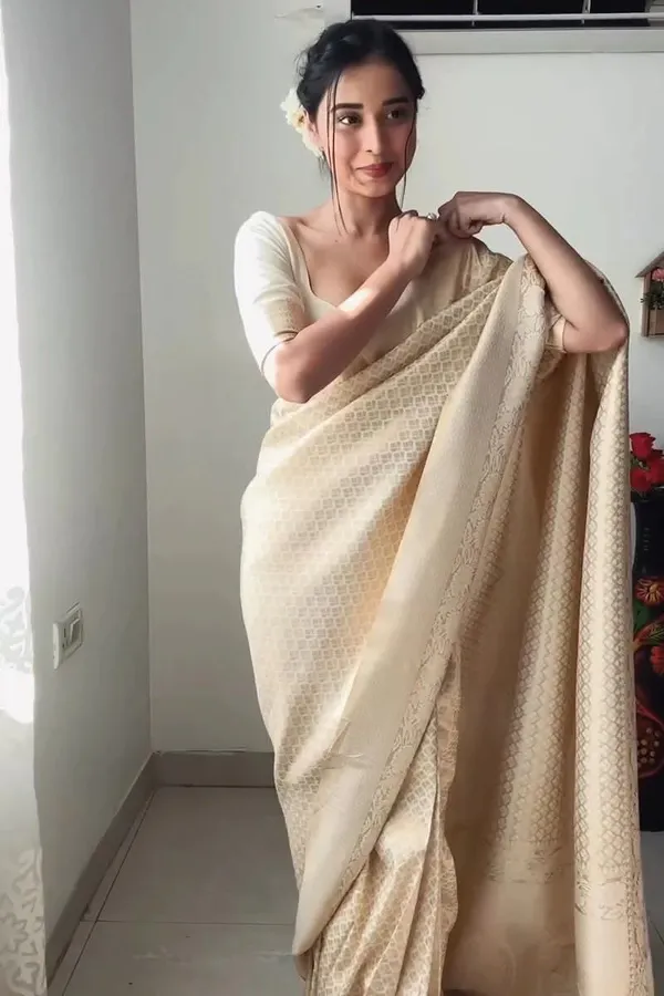 Cream_Cotton_Silk_Golden_Zari_Woven_Banarasi_Saree_For_Women
