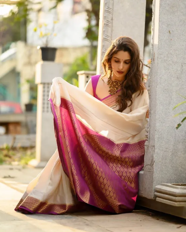 Cream_Cotton_Silk_Temple_Border_Kanjivaram_Saree_For_Women