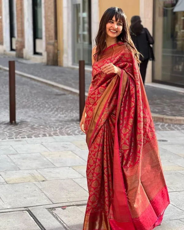Red_Cotton_Silk_Jacquard_Woven_Regular_Saree_For_Women