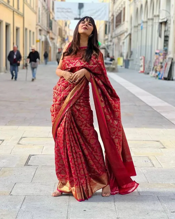 Red_Cotton_Silk_Jacquard_Woven_Regular_Saree_For_Women