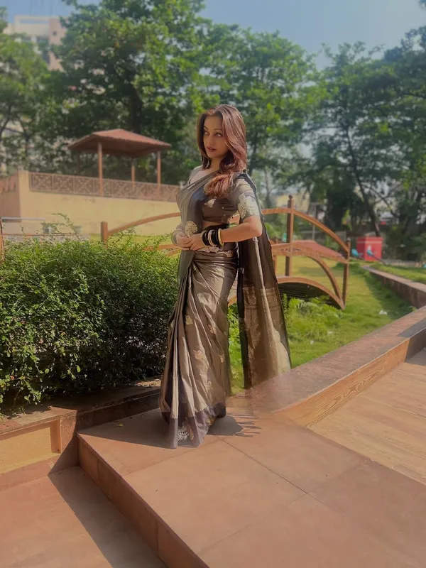 Grey_Silk_Blend_Woven_Regular_Saree_For_Women