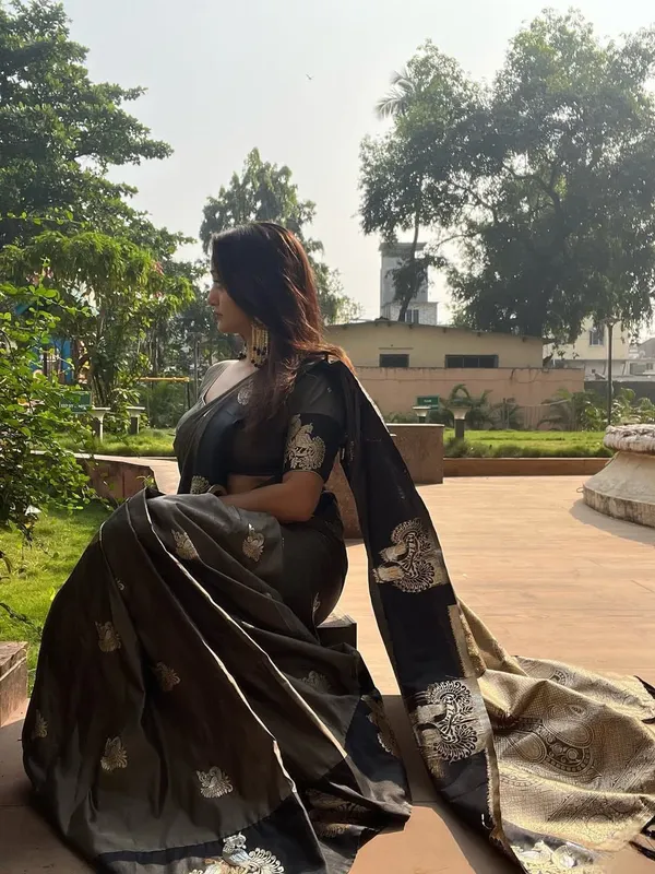 Grey_Silk_Blend_Woven_Regular_Saree_For_Women