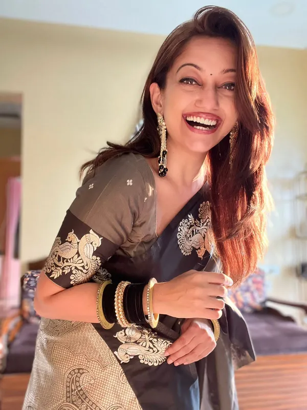 Grey_Silk_Blend_Woven_Regular_Saree_For_Women