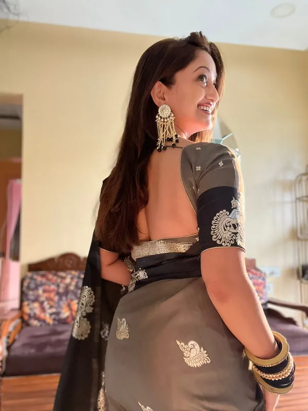 Grey_Silk_Blend_Woven_Regular_Saree_For_Women