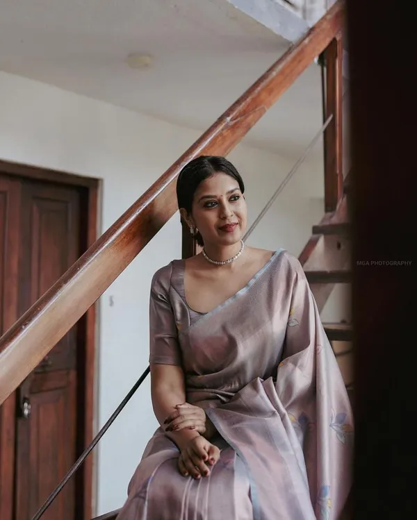 Grey_Cotton_Silk_Floral_Woven_Bollywood_Saree_For_Women