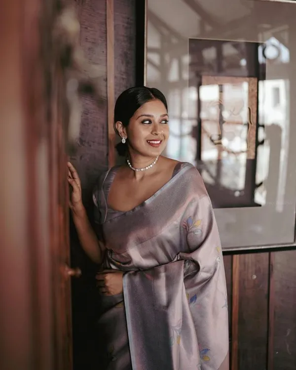 Grey_Cotton_Silk_Floral_Woven_Bollywood_Saree_For_Women