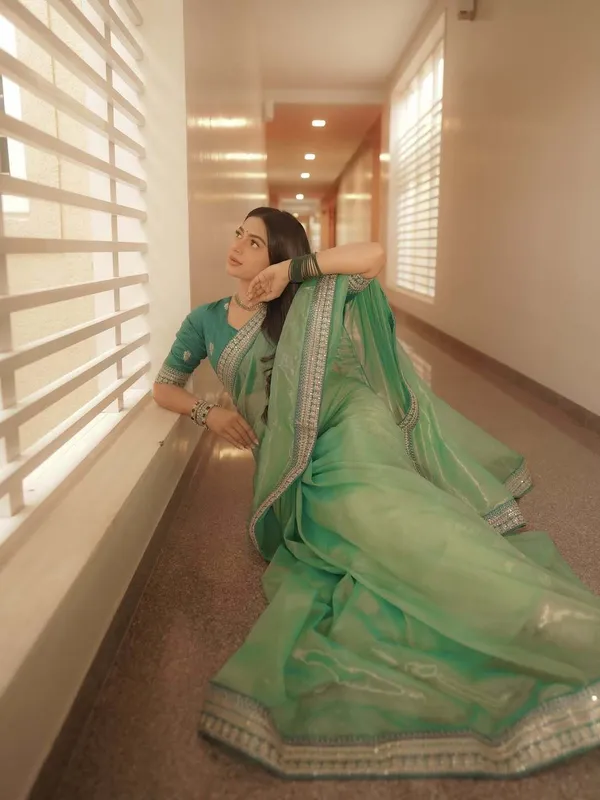 Green_Net_Embellished_Sequin_Bollywood_Regular_Saree_For_Women