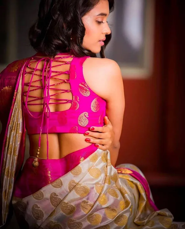 Cream_Silk_Blend_Paisley_Floral_Print_Bollywood_Saree_For_Women